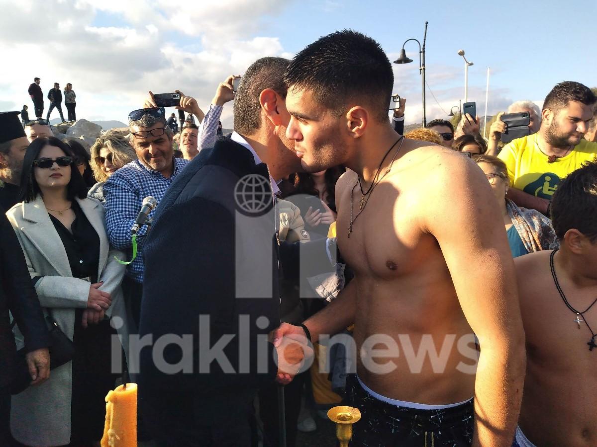 Μεσαρά: Έπιασε τον σταυρό στα γενέθλια του! (pics+video)
