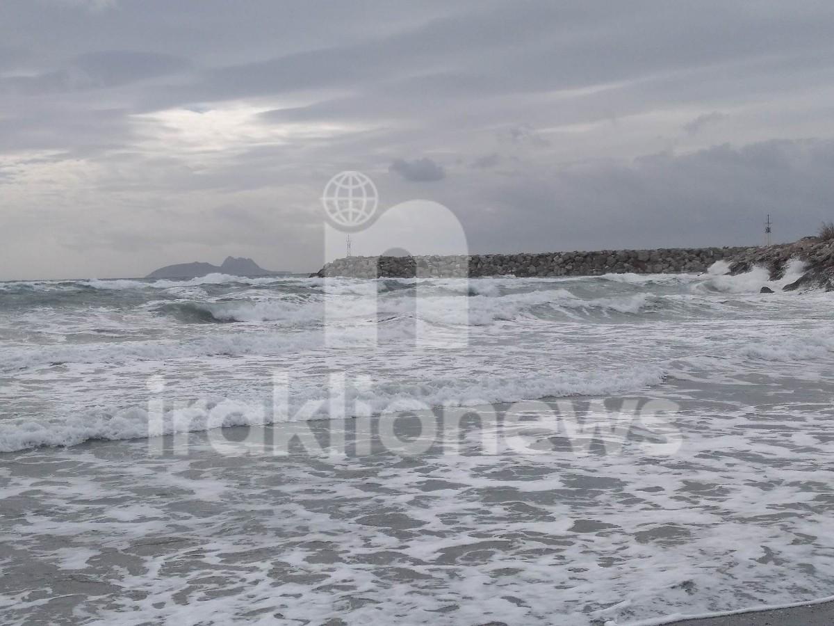 Έφτασε η κακοκαιρία στην Κρήτη και... η θάλασσα βγήκε έξω! (pics)