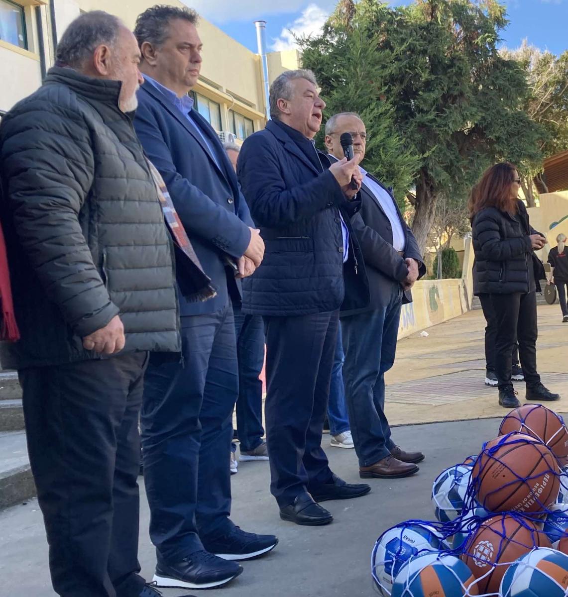 Χιλιάδες μπάλες από την Περιφέρεια στα σχολεία της Κρήτης για την ενίσχυση του σχολικού αθλητισμού (Pics)
