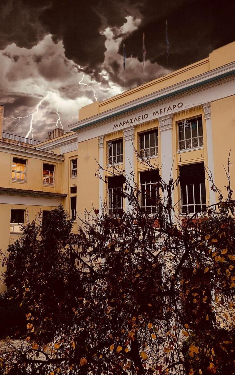 Κακοκαιρία: Η φωτογραφία με τους κεραυνούς στο Οικονομικό Πανεπιστήμιο που έγινε viral (pic)
