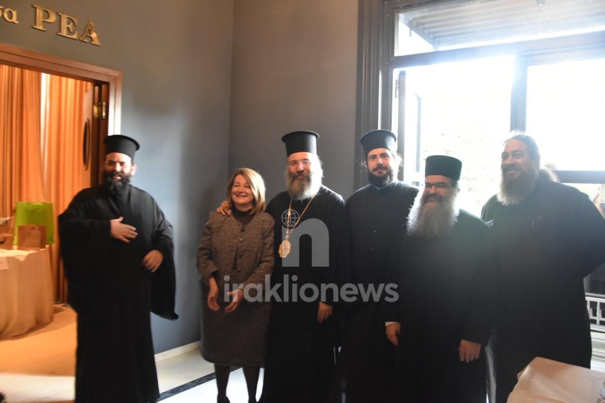 "Έκοψε" την Βασιλόπιτα της η Ι. Μονή Κουδουμά - Πλήθος κόσμου παρευρέθηκε στην εκδήλωση (pics)