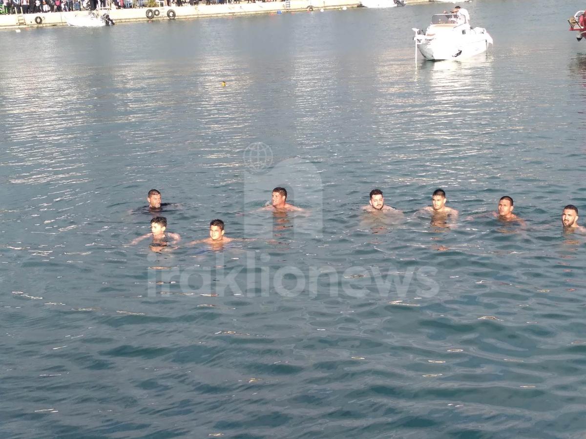 Μεσαρά: Έπιασε τον σταυρό στα γενέθλια του! (pics+video)