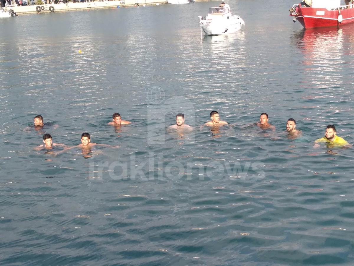 Μεσαρά: Έπιασε τον σταυρό στα γενέθλια του! (pics+video)