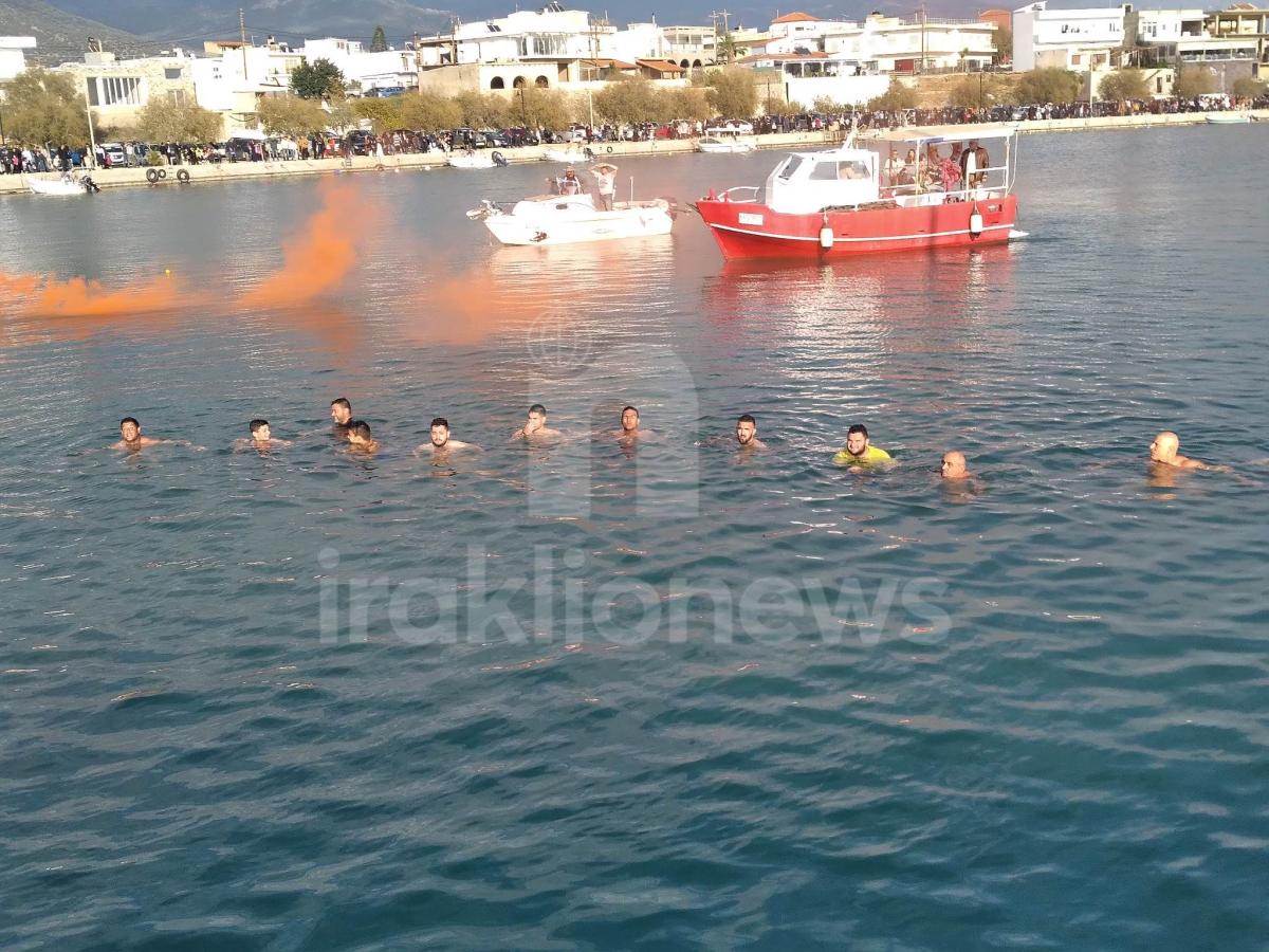 Μεσαρά: Έπιασε τον σταυρό στα γενέθλια του! (pics+video)
