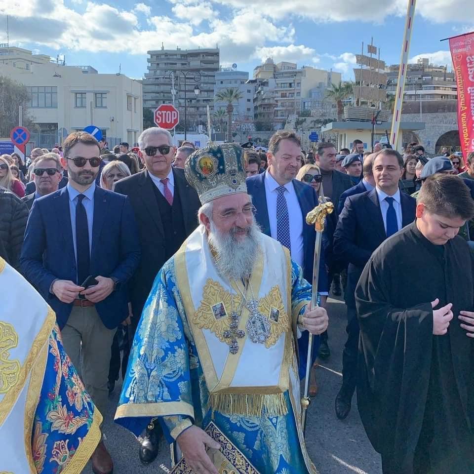 Με κατάνυξη ο Αγιασμός των Υδάτων στο Λιμάνι του Ηρακλείου