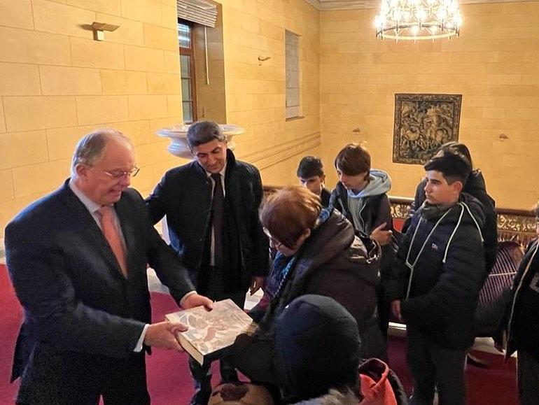 Ο Λευτέρης Αυγενάκης ξενάγησε στη Βουλή μαθητές από τις Μοίρες (pics)