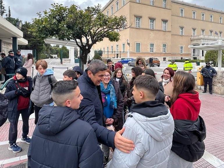 Ο Λευτέρης Αυγενάκης ξενάγησε στη Βουλή μαθητές από τις Μοίρες (pics)
