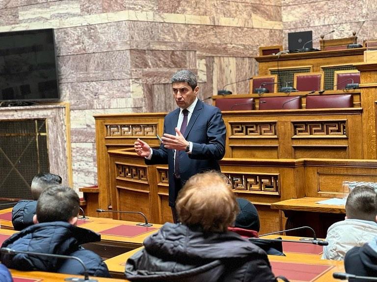 Ο Λευτέρης Αυγενάκης ξενάγησε στη Βουλή μαθητές από τις Μοίρες (pics)