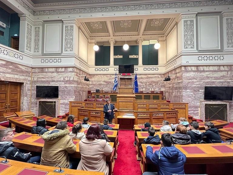 Ο Λευτέρης Αυγενάκης ξενάγησε στη Βουλή μαθητές από τις Μοίρες (pics)