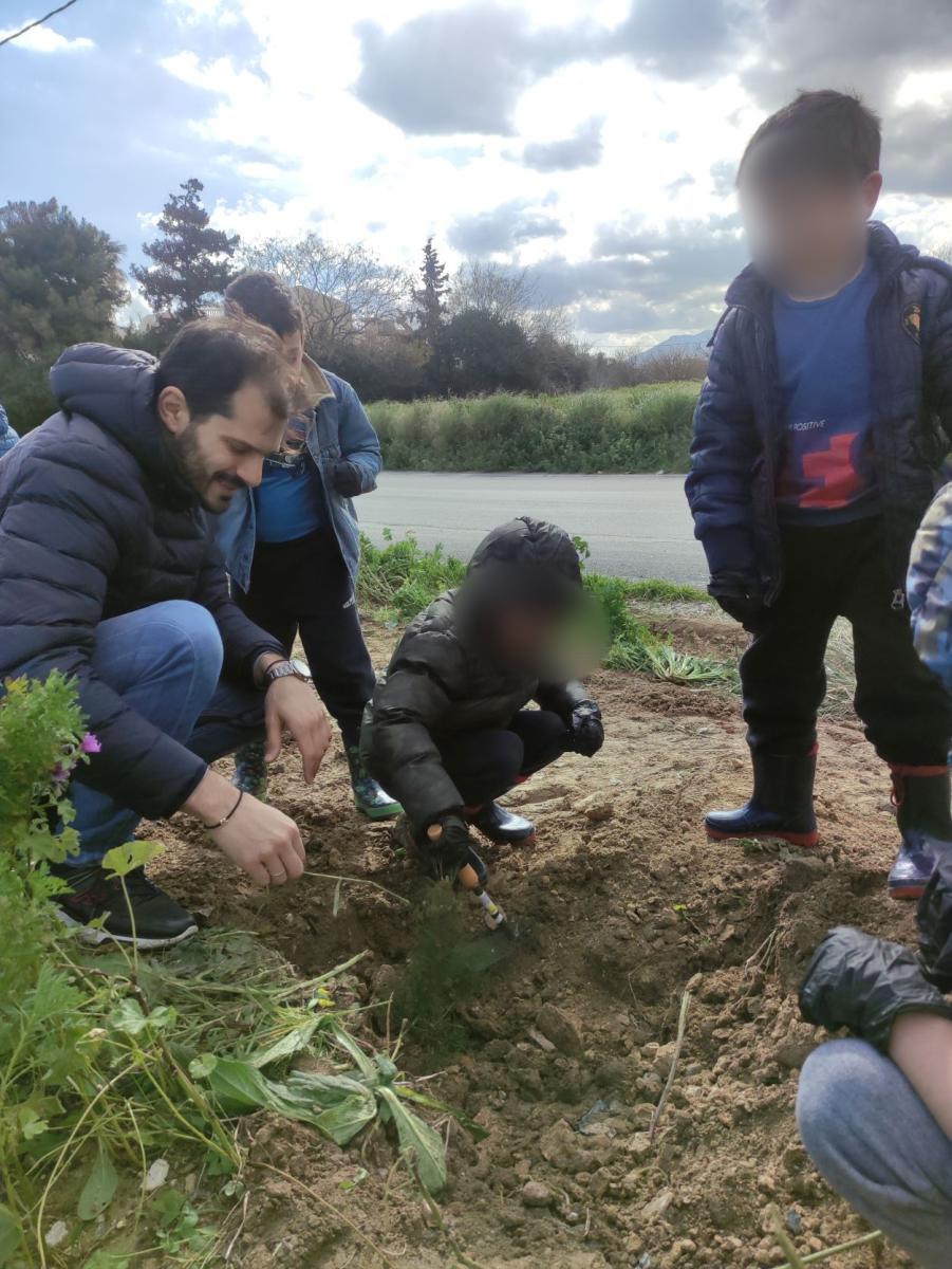Φύτευσαν και υιοθέτησαν από ένα δέντρο οι μαθητές της Α΄ τάξης του 1ου Δημοτικού Σχολείου Γαζίου (pics)