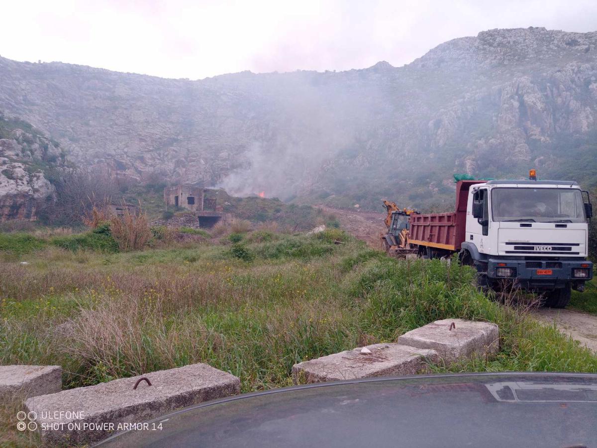 Πύργος: Καίνε σκουπίδια δίπλα σε γεώτρηση - Καταγγελία από Δημοτικό Σύμβουλο (pics)