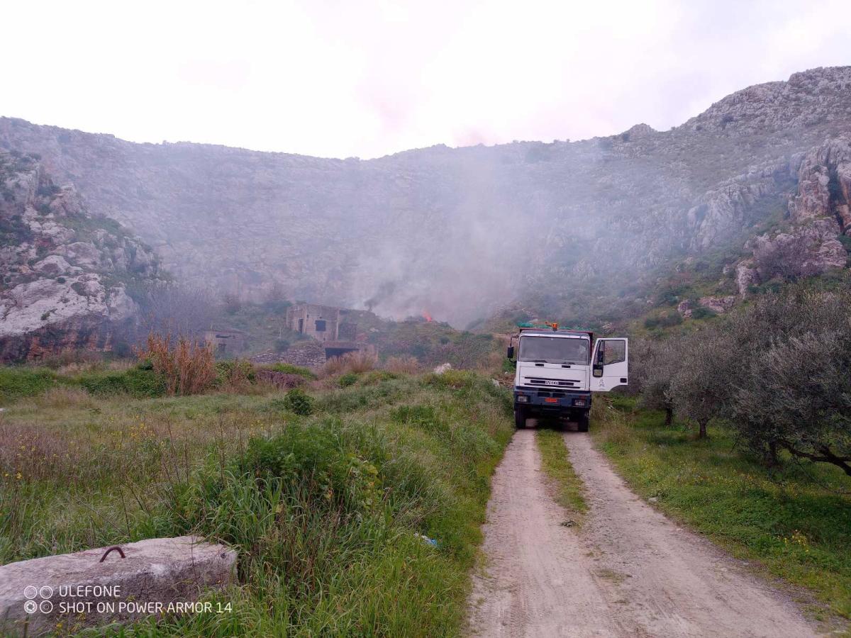 Πύργος: Καίνε σκουπίδια δίπλα σε γεώτρηση - Καταγγελία από Δημοτικό Σύμβουλο (pics)