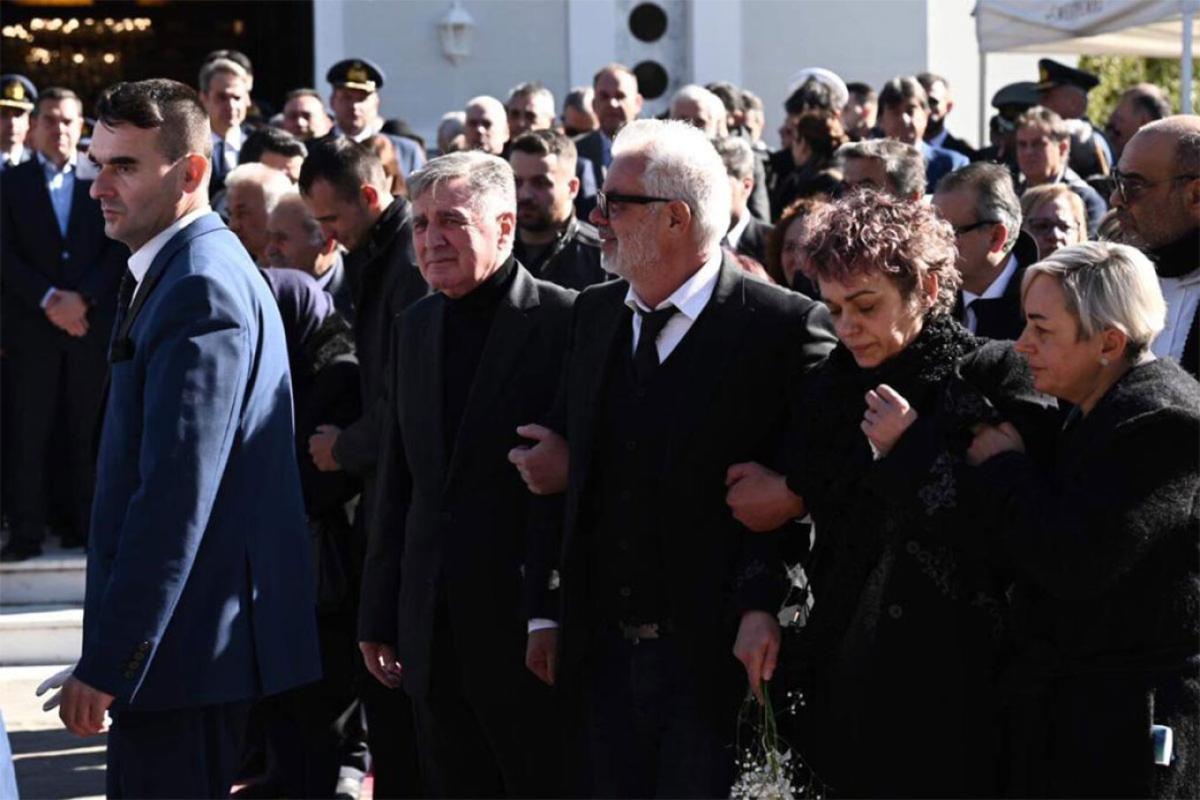 Ο σπαραγμός των γονιών του υποσμηναγού στην ταφή του - Ραγίζουν καρδιές οι φωτογραφίες (pics) 4 Ο σπαραγμός των γονιών του υποσμηναγού στην ταφή του - Ραγίζουν καρδιές οι φωτογραφίες (pics)