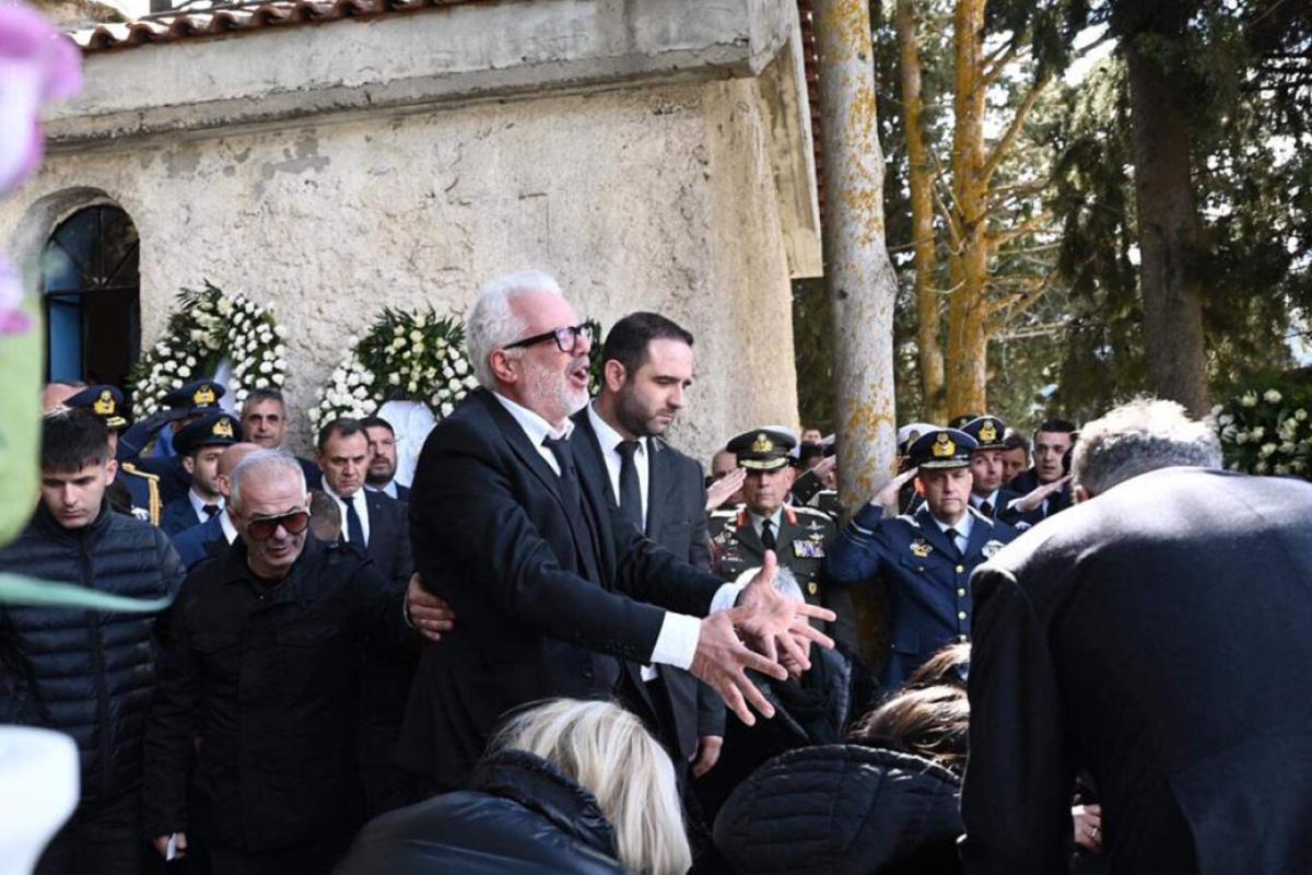 Ο σπαραγμός των γονιών του υποσμηναγού στην ταφή του - Ραγίζουν καρδιές οι φωτογραφίες (pics) 5 Ο σπαραγμός των γονιών του υποσμηναγού στην ταφή του - Ραγίζουν καρδιές οι φωτογραφίες (pics)