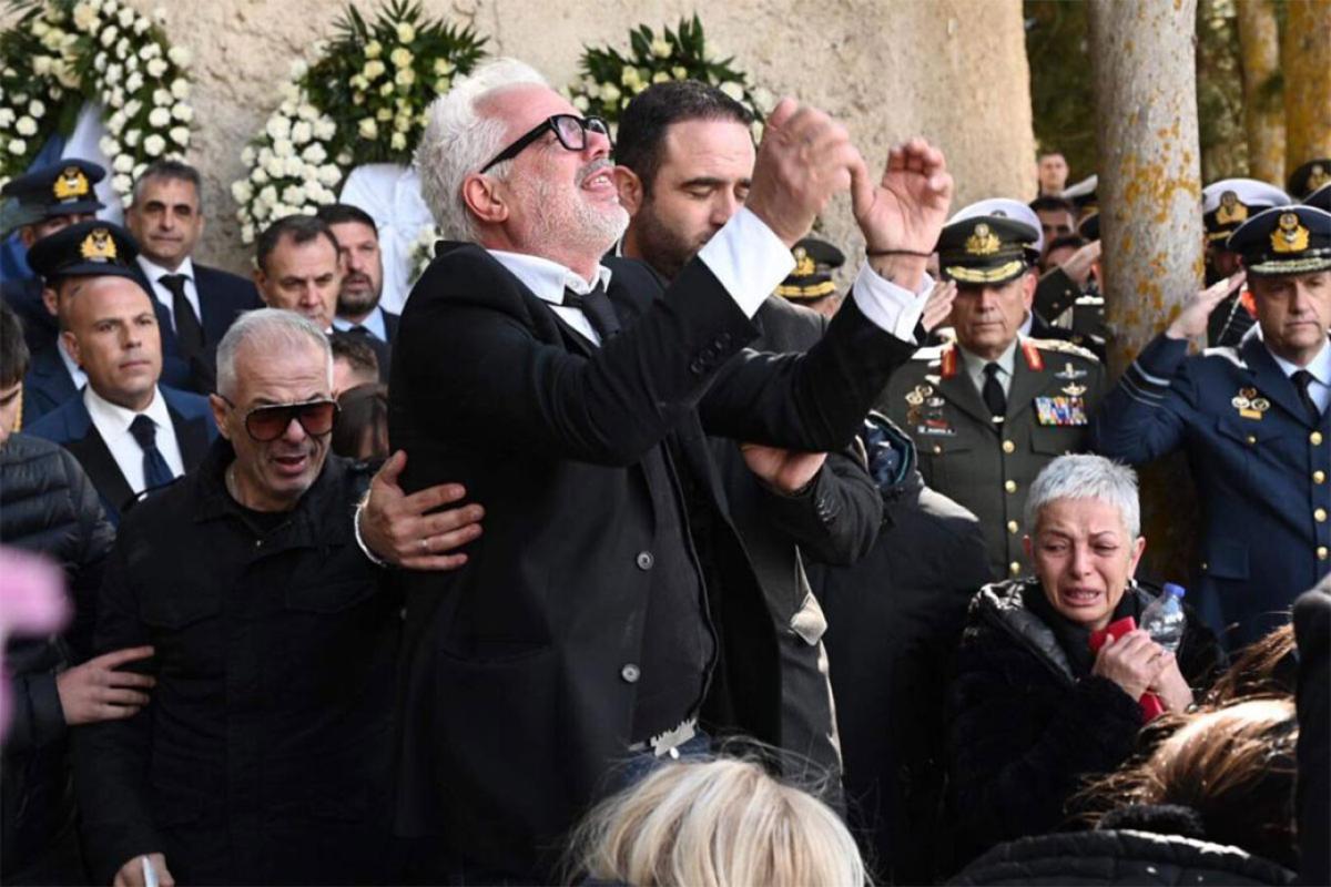Ο σπαραγμός των γονιών του υποσμηναγού στην ταφή του - Ραγίζουν καρδιές οι φωτογραφίες (pics) 6 Ο σπαραγμός των γονιών του υποσμηναγού στην ταφή του - Ραγίζουν καρδιές οι φωτογραφίες (pics)
