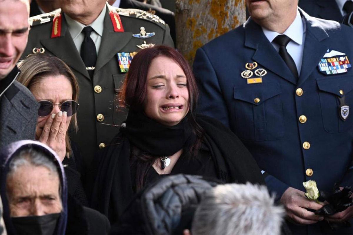 Ο σπαραγμός των γονιών του υποσμηναγού στην ταφή του - Ραγίζουν καρδιές οι φωτογραφίες (pics) 7 Ο σπαραγμός των γονιών του υποσμηναγού στην ταφή του - Ραγίζουν καρδιές οι φωτογραφίες (pics)