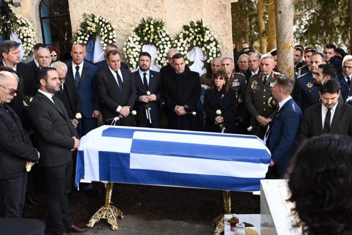 Ο σπαραγμός των γονιών του υποσμηναγού στην ταφή του - Ραγίζουν καρδιές οι φωτογραφίες (pics) 3 Ο σπαραγμός των γονιών του υποσμηναγού στην ταφή του - Ραγίζουν καρδιές οι φωτογραφίες (pics)