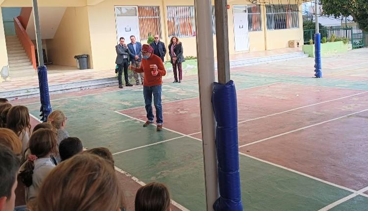 Κρήτη: Ατύχημα σε σχολείο – Έπεσε ο πίνακας και τραυμάτισε εκπαιδευτικό