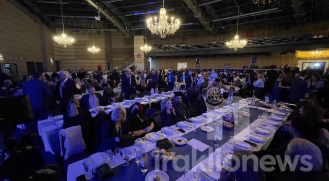 Ηράκλειο: Πλήθος κόσμου στην κοπή πίτας της ΝΟΔΕ (pics, vid) 4 Ηράκλειο: Πλήθος κόσμου στην κοπή πίτας της ΝΟΔΕ (pics, vid)