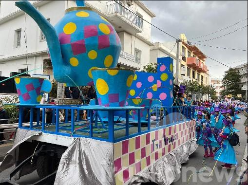 «Πλημμύρισε» από καρναβαλιστές το Ρέθυμνο - Σε εξέλιξη η μεγάλη Παρέλαση (pics,vid) 4 «Πλημμύρισε» από καρναβαλιστές το Ρέθυμνο - Σε εξέλιξη η μεγάλη Παρέλαση (pics,vid)