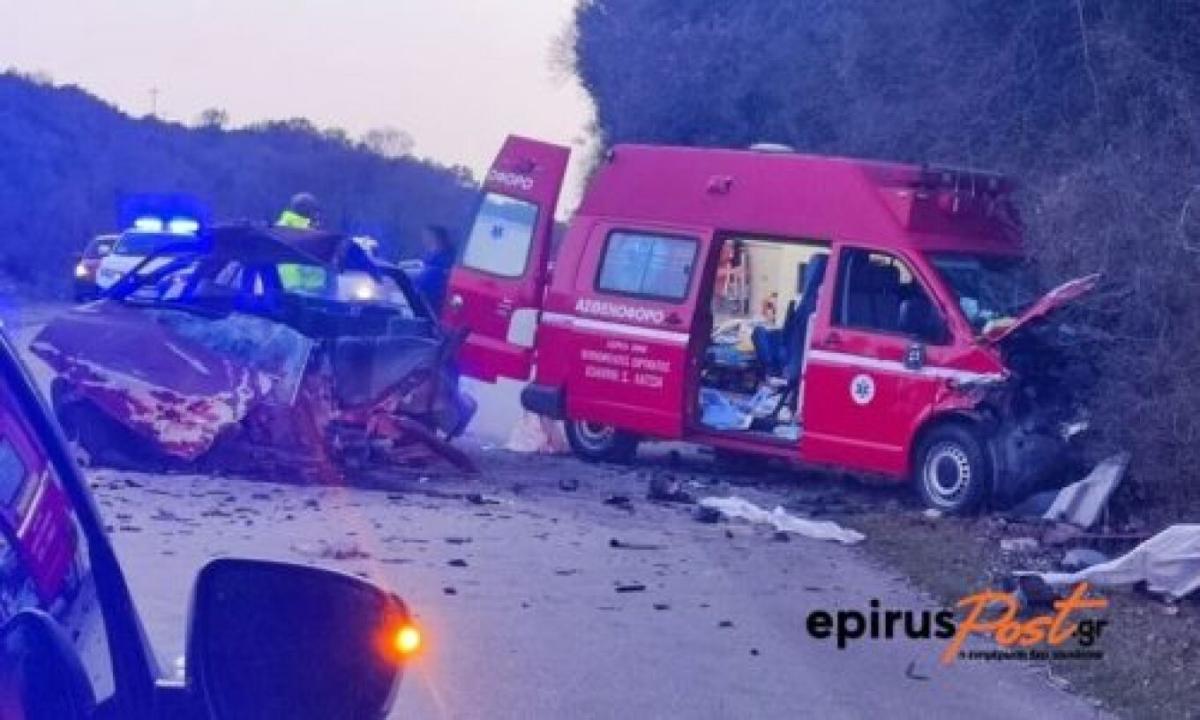 Δύο νεκροί μετά από σφοδρή σύγκρουση ΙΧ με ασθενοφόρο