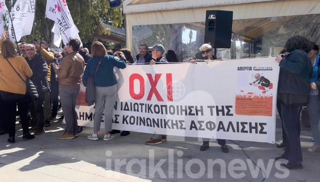 Ηράκλειο: Κοσμοσυρροή στο συλλαλητήριο για την τραγωδία των Τεμπών (pics, vid)