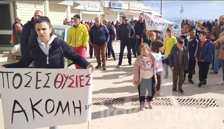 Πλημμύρες στην Αγία Πελαγία: Τρισάγιο και πορεία διαμαρτυρίας για τους νεκρούς (pics)