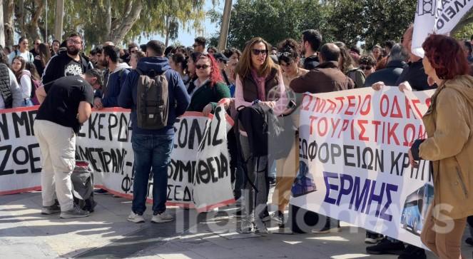 Ηράκλειο: Κοσμοσυρροή στο συλλαλητήριο για την τραγωδία των Τεμπών (pics, vid)