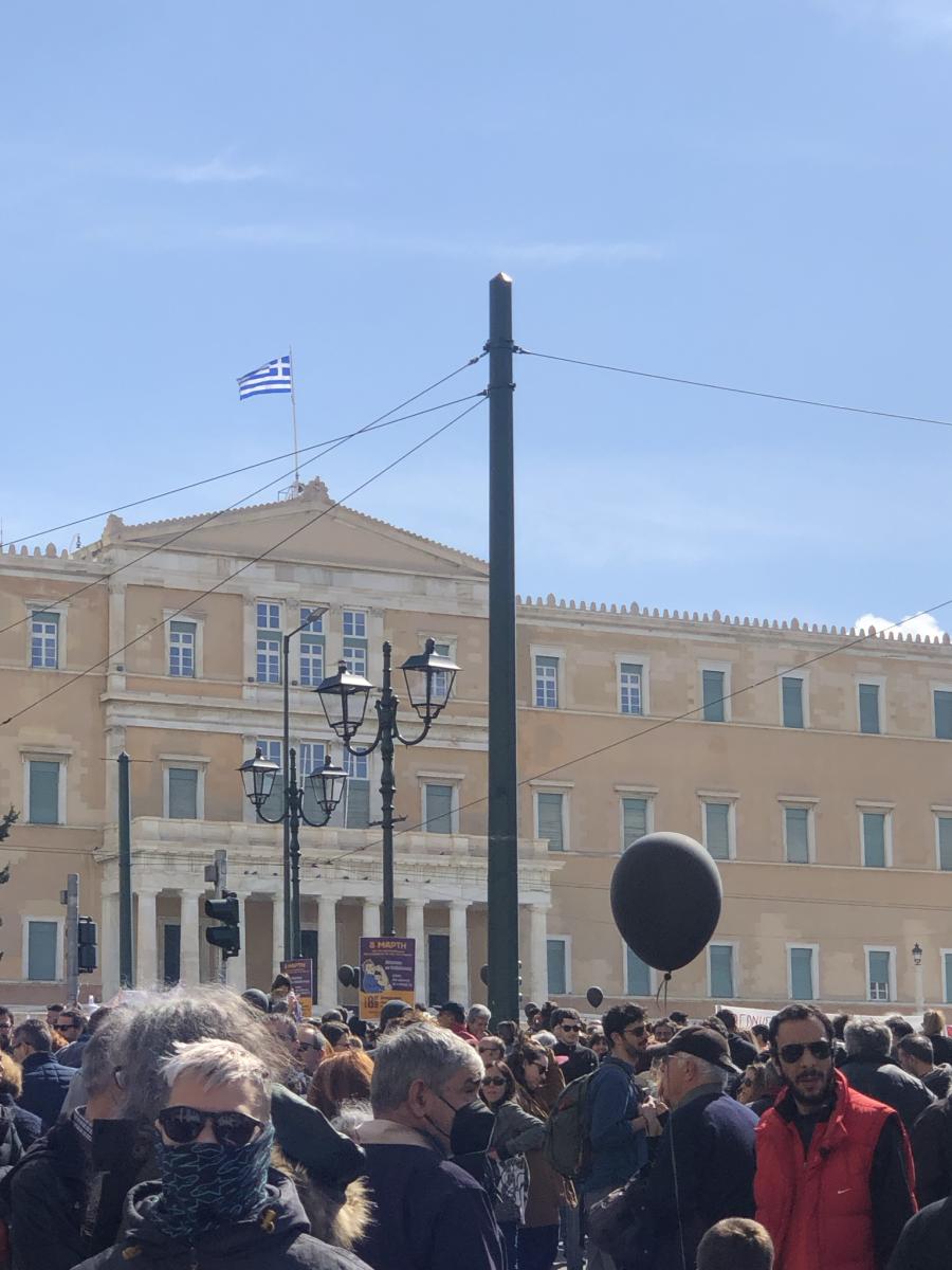 Μεγάλη συγκέντρωση στο Σύνταγμα για τα θύματα της πολύνεκρης τραγωδίας στα Τέμπη (pics)