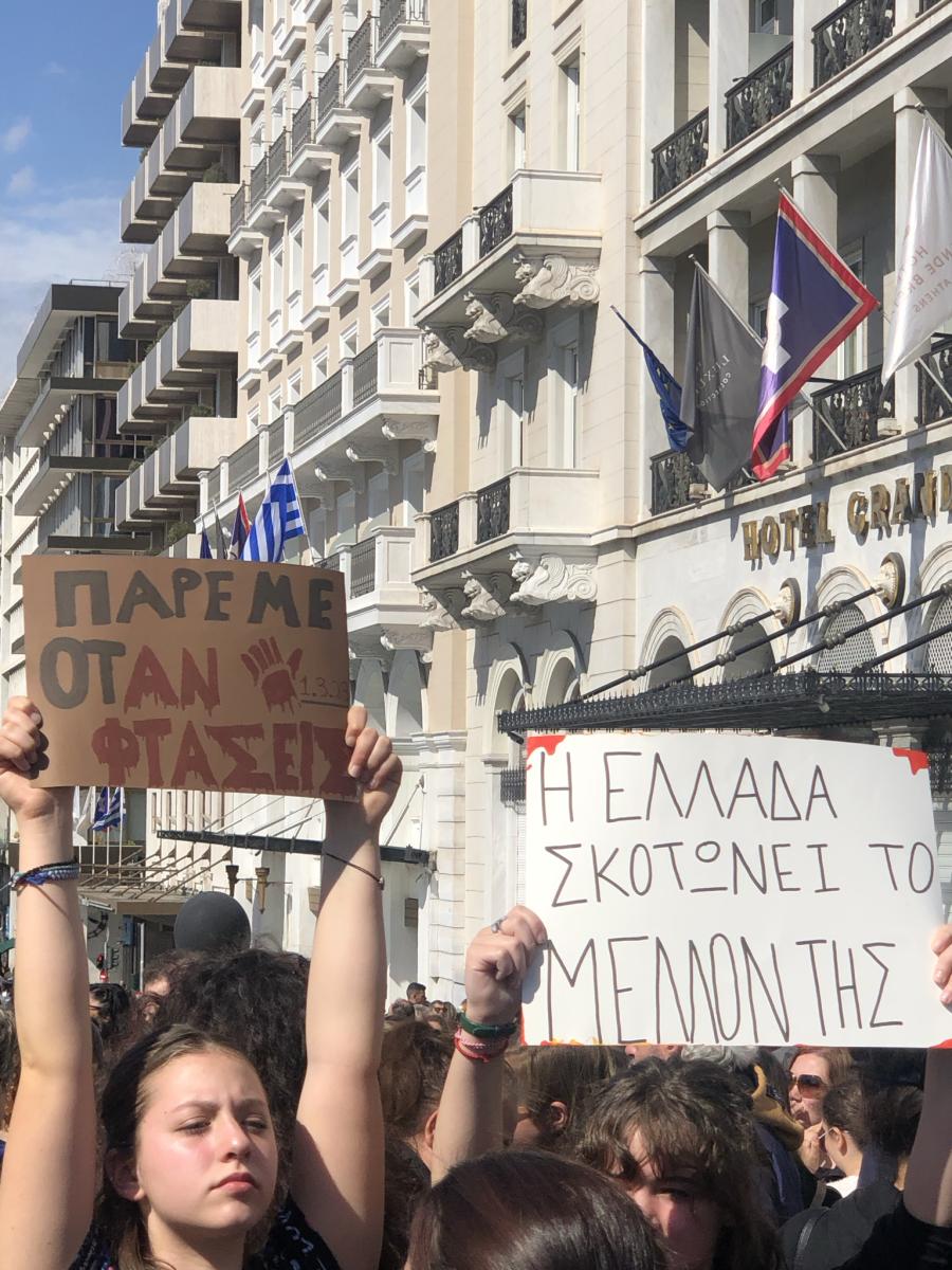 Μεγάλη συγκέντρωση στο Σύνταγμα για τα θύματα της πολύνεκρης τραγωδίας στα Τέμπη (pics)