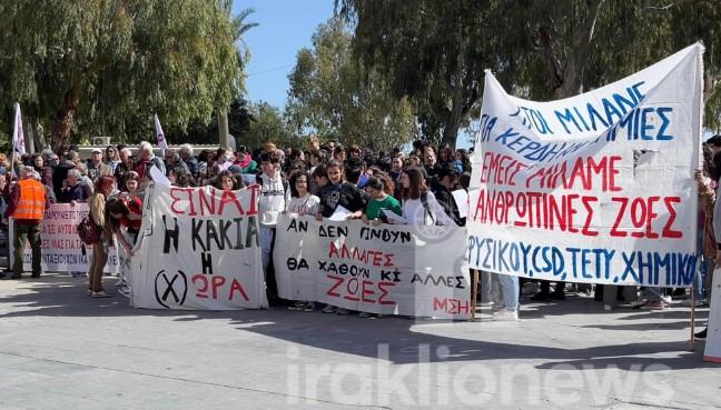 Ηράκλειο: Κοσμοσυρροή στο συλλαλητήριο για την τραγωδία των Τεμπών (pics, vid)