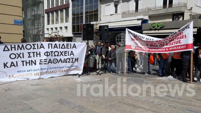 Ηράκλειο: Κοσμοσυρροή στο συλλαλητήριο για την τραγωδία των Τεμπών (pics, vid)