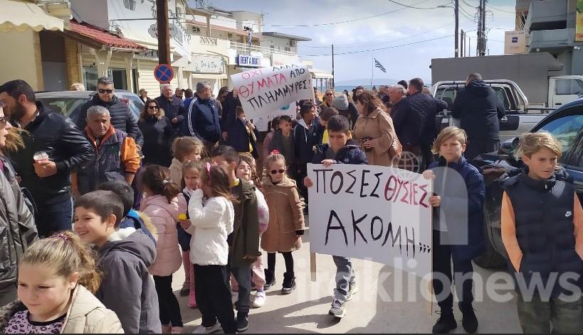 Πλημμύρες στην Αγία Πελαγία: Τρισάγιο και πορεία διαμαρτυρίας για τους νεκρούς (pics)