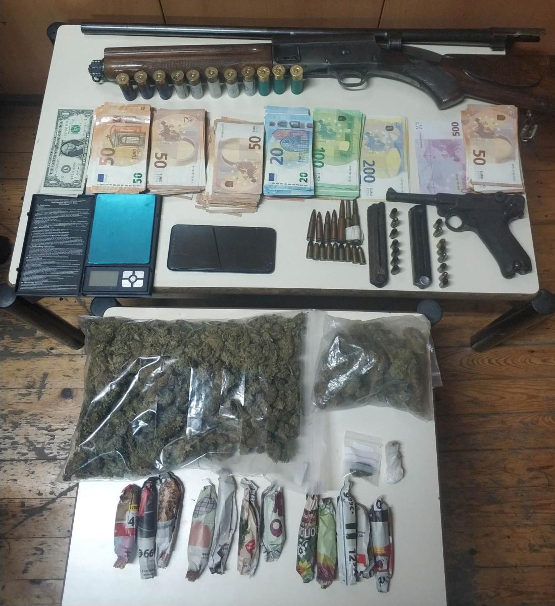 Κρήτη: Χειροπέδες σε έναν 23χρονο για όπλα και ναρκωτικά - Κατασχέθηκαν 20.000 ευρώ (pic)