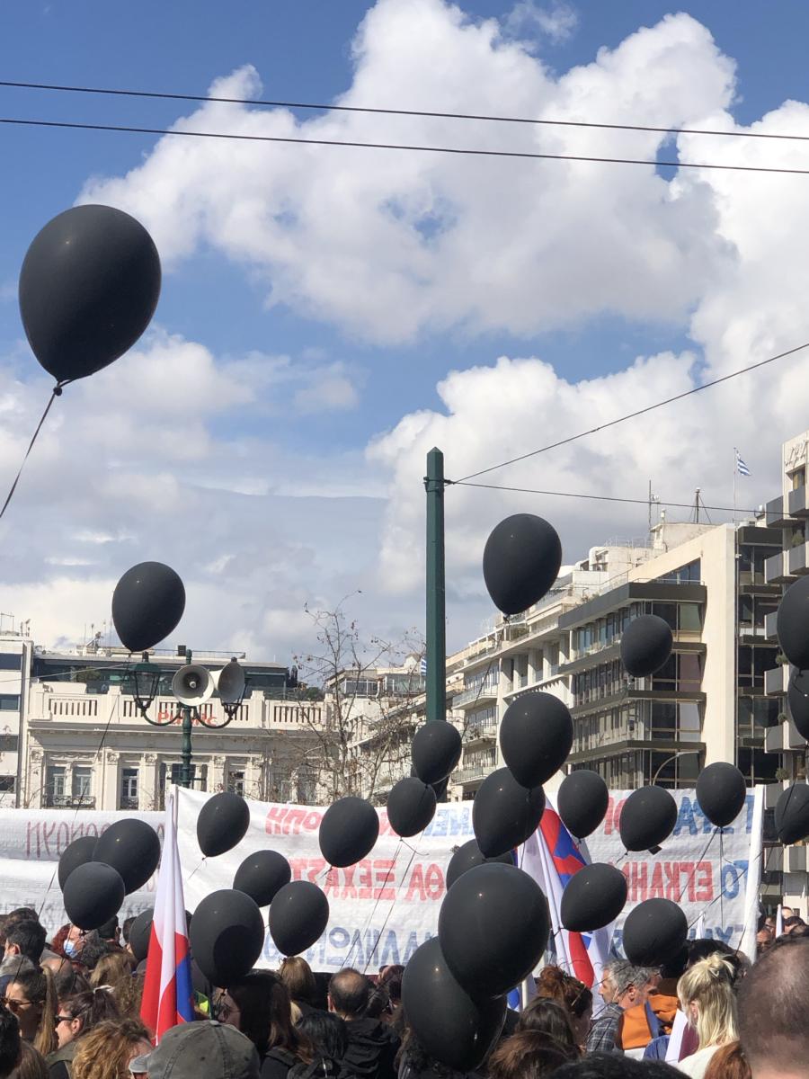 Μεγάλη συγκέντρωση στο Σύνταγμα για τα θύματα της πολύνεκρης τραγωδίας στα Τέμπη (pics)