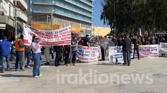 Ηράκλειο: Κοσμοσυρροή στο συλλαλητήριο για την τραγωδία των Τεμπών (pics, vid)