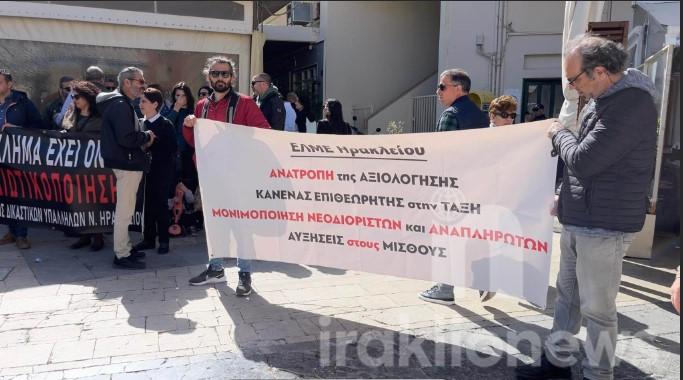 Ηράκλειο: Κοσμοσυρροή στο συλλαλητήριο για την τραγωδία των Τεμπών (pics, vid)