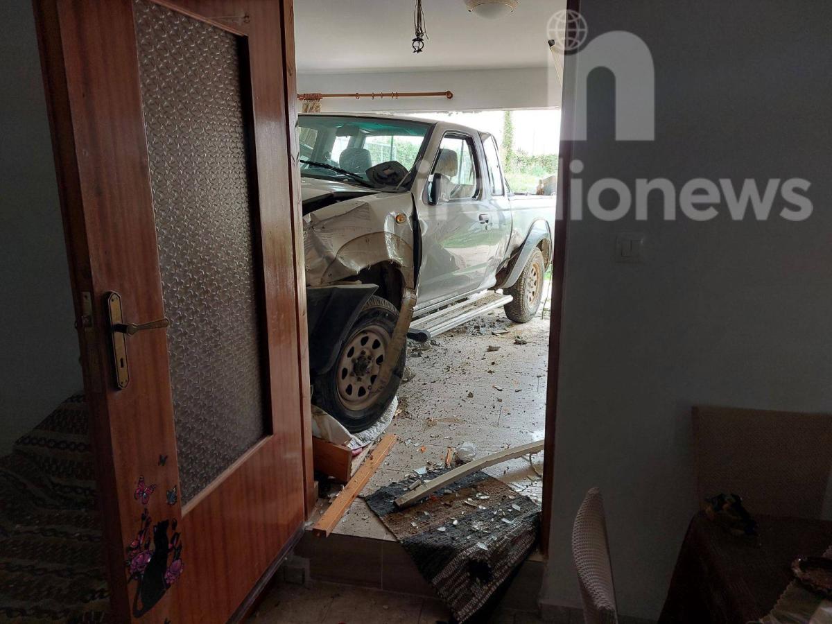 Μεσαρά: Αγροτικό "εισέβαλε" σε σπίτι μετά από πλαγιομετωπική σύγκρουση με άλλο όχημα