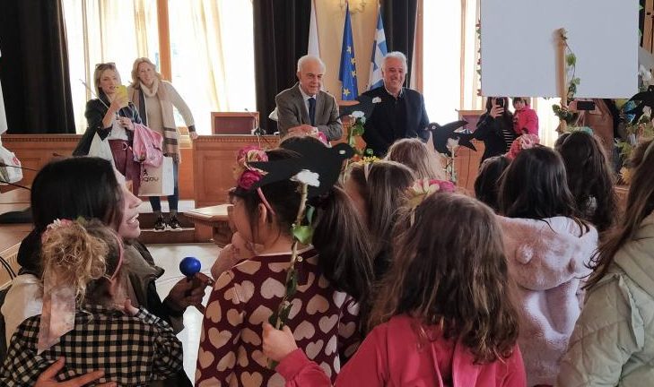 «Χελιδονίσματα» στη Λότζια - Τα κάλαντα της άνοιξης έψαλαν μικροί μαθητές στον Δήμαρχο Ηρακλείου