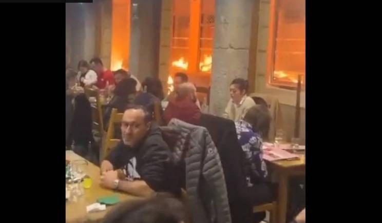 Γαλλία: Πολίτες τρώνε σε εστιατόριο σαν αν μην συμβαίνει τίποτα ενώ πόλη φλέγεται