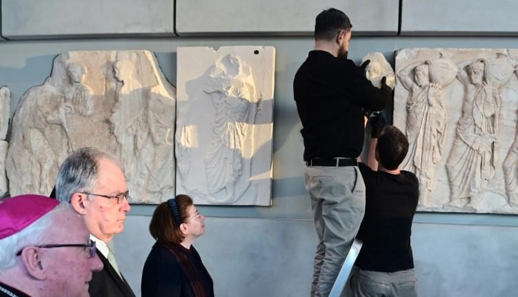 Στο Μουσείο της Ακρόπολης τα τρία θραύσματα από τα Γλυπτά του Παρθενώνα που δώρισε το Βατικανό (pics)