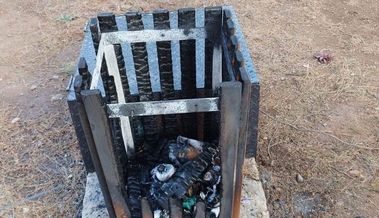 Ζημιές σε λάμπες φωτισμού, αλλά και στο άγαλμα του Καγιαλέ από τους βανδαλισμούς στου Τάφους των Βενιζέλων