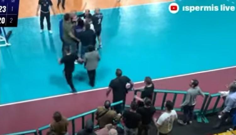 Εικόνες ντροπής σε αγώνα βόλεϊ στην Πάτρα: Φίλαθλος έριξε μπουνιά σε παίκτη και χτύπησε προπονητή!