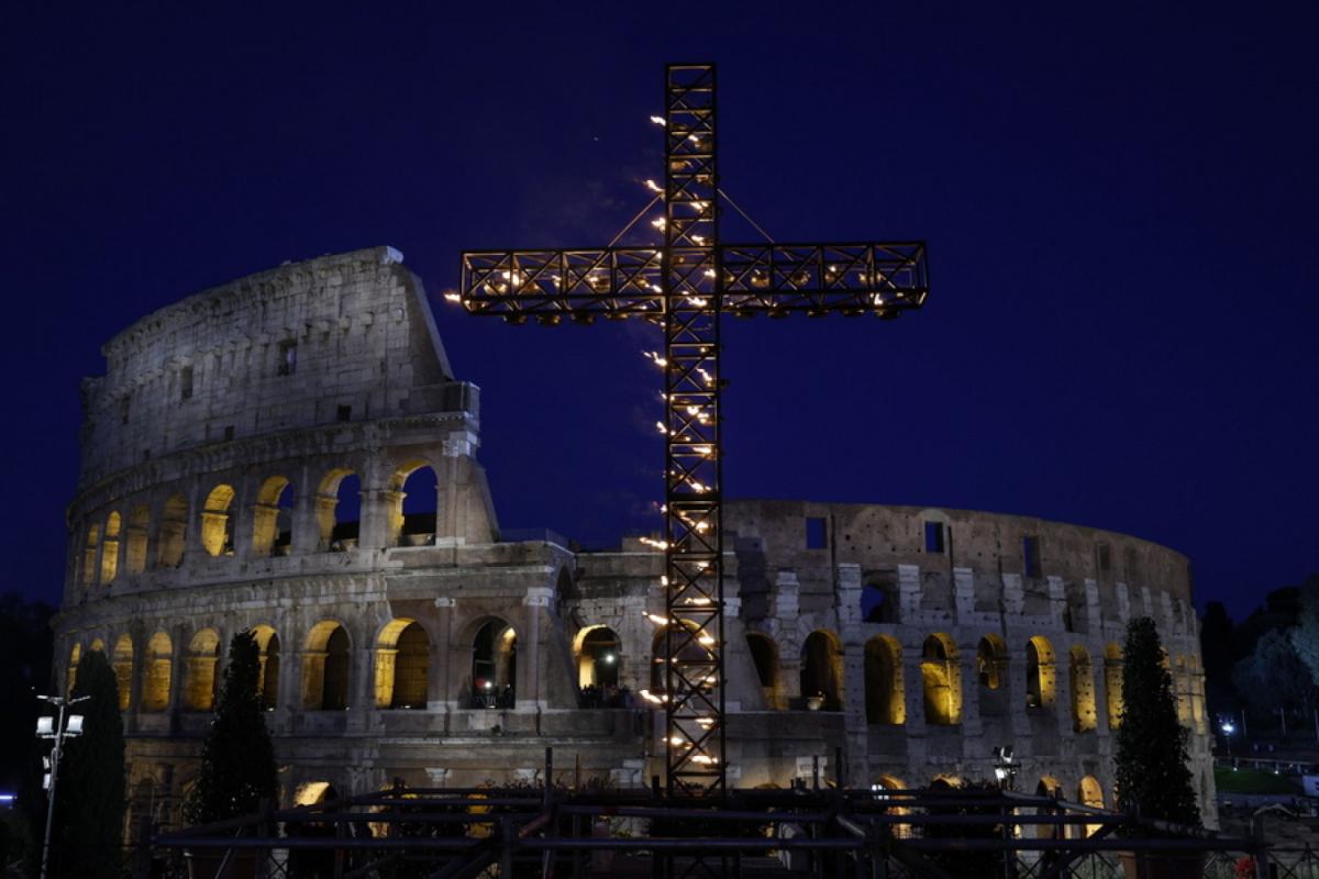 Πάσχα Καθολικών: Πλήθος κόσμου στο Κολοσσαίο για την Οδό του Σταυρού της Μεγάλης Παρασκευής (vid, pics)