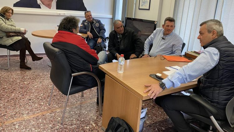 Συνάντηση του Χάρη Μαμουλάκη με μέλη της Πανελλήνιας Ένωσης Δανειοληπτών Ελε​υθερία