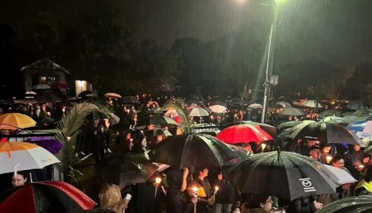 Μελβούρνη: Χιλιάδες Έλληνες έψαλλαν το «Χριστός Ανέστη» μέσα στη βροχή