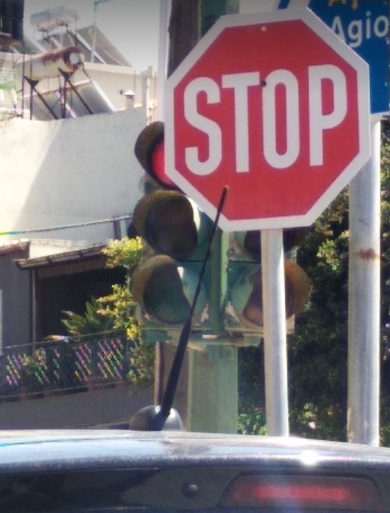 Σήμανση στην Νέα Αλικαρνασσό για… γέλια και για κλάματα (pics)