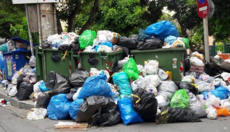 «Τα σκουπίδια δεν έχουν μαζευτεί από την παραμονή των εκλογών» – Απαράδεκτη κατάσταση σε περιοχή της Κρήτης