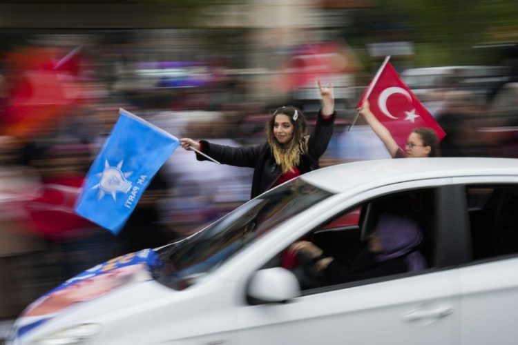 Τουρκικές εκλογές: Άνετο προβάδισμα Ερντογάν με 54% – Στους δρόμους οι οπαδοί του