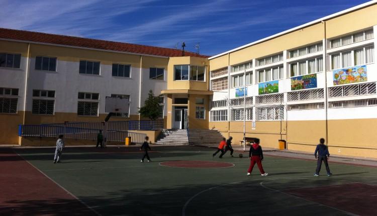 Κρήτη: Τοιχοκόλλησαν φυλλάδιο με φωτογραφία… παιδεραστή έξω από δημοτικό σχολείο! (pic)